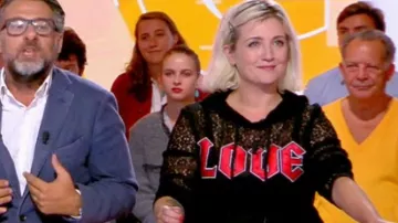 La robe en dentelle avec capuche Love Moschino de Emilie Mazoyer dans L'Info du vrai le 24.09.2019