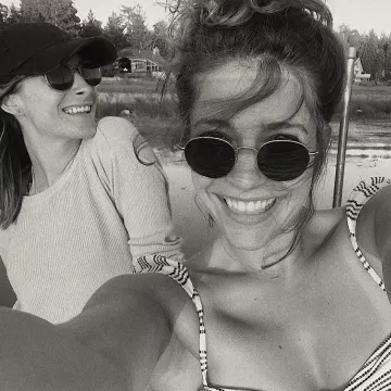 The round sunglasses worn by Paige Spara on the account Instagram of @paigespara 