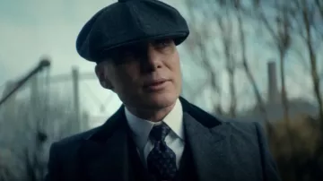 La corbata azul marino con patrones redondeados rojos por Thomas Shelby (Cillian Murphy) en Peaky Blinders Temporada 5 Episodio 6