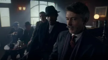 Corbata de lunares de Aberama Gold (Aidan Gillen) en Peaky Blinders Temporada 5 Episodio 6