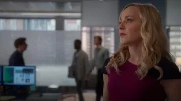 Vestido de color púrpura y rosa usado por Marissa Morgan (Geneva Carr) en Bull Temporada 4 Episodio 1