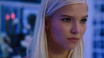 Pendientes de Anna (Sasha Luss) en Anna
