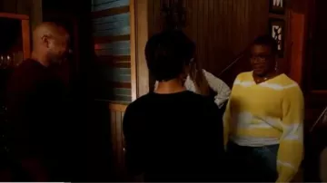 Proenza Schouler Rouge Côtelée Henley Chandails portés par Athena Subvention (Angela Bassett) dans le 9-1-1 Saison 3 Épisode 1