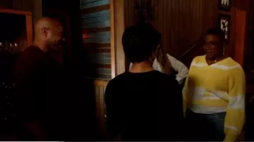 Msgm Jaune V-Neck Tie-Dye Pull en Tricot porté par Henrietta 'Poule' Wilson (Aisha Hinds) dans le 9-1-1 Saison 3 Épisode 1