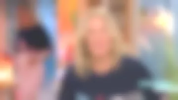 Le pull flamme porté par Agathe Lecaron dans La maison des maternelles le 25 septembre 2019