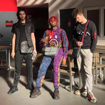 Sweat bape multicolor porté par Youv Dee sur le compte Instagram de @youv_dee