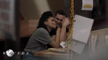 Gris Tee porté par Alicia (Zazie Beetz) dans les Plaies