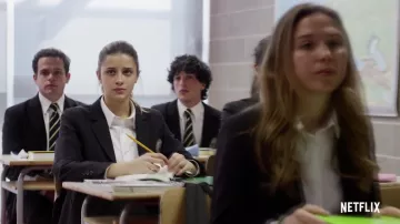 Lápiz amarillo de madera utilizado por Chiara (Benedetta Porcaroli) en Baby (S02)