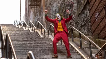 Costume cosplay worn by Arthur Fleck / Joker (Joaquin Phoenix) as seen in Joker