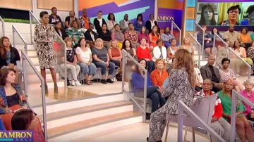 Alice + Olivia gloriane snake print zip cuff crop pants worn by Sunny Hostin on Tamron Hall September 24, 2019