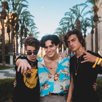 The shirt with the angels in scope by Chase Hudson on his account Instagram @xlilhuddy