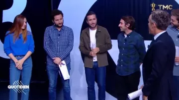 Le pull bleu d'Alison Wheeler dans Quotidien