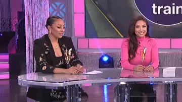 Suéter de cuello de tortuga acanalado Maje malangou usado por Jeannie Mai en The Real 24 de septiembre de 2019