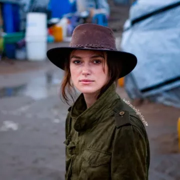 El stetson en ante marrón usado por Keira Knightley en la cuenta de Instagram de @keiracknightleys 