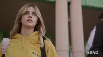 Sudadera con capucha amarilla usada por Chiara (Benedetta Porcaroli) en Baby (S02)