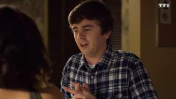 The plaid shirt from Dr. Shaun Murphy (Freddie Highmore) in Good Doctor (S02E04)
