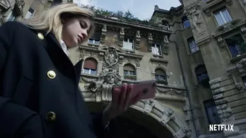 Gabardina negra usada por Chiara (Benedetta Porcaroli) en Baby Season 2