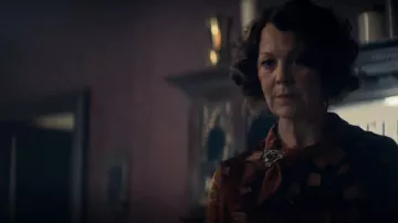 Spindle in a triangular Polly Gray (Helen McCrory) in Peaky Blinders Season 5 Episode 6