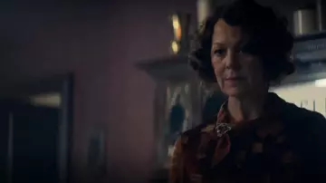 Broche triangular de Polly Gray (Helen McCrory) en Peaky Blinders Temporada 5 Episodio 6