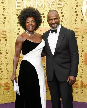 Le petit sac pochette blanc porté par Viola Davis lors de la 71ème édition des Emmys Awards