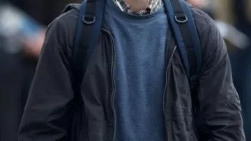 Veste Coupe-vent Zip bleu marine portée par Peter Parker (Tom Holland) dans spider-man: Homecoming outfits