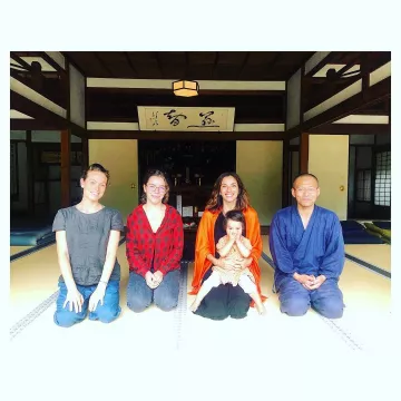 Le kimono orange porté par Aure Atika  sur le compte Instagram de @aureatika 