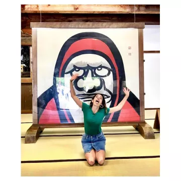 Le t-shirt vert sapin porté par Aure Atika  sur le compte Instagram de @aureatika 