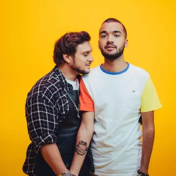 The t-shirt visionary white worn by Oli on the account Instagram of @levraimcfly 