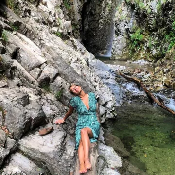 El vestido verde con pequeñas flores que lució Caroline Anglade en su cuenta de Instagram @caroline.anglade 
