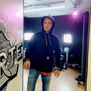 Le sweat YOKO  porté par Squeezie   sur le compte Instagram de @xsqueezie 