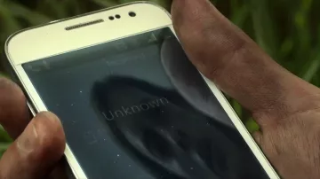 Samsung Galaxy S5 utilizado por Cal Demuth (Avery Whitted) en In the Tall Grass