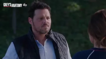 Chaqueta de chaleco negro usada por el Dr. Alex Karev (Justin Chambers) en Grey's Anatomy Temporada 16