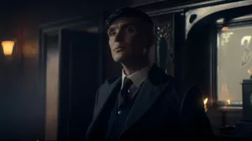 La cravate violette de Tommy Shelby (Cillian Murphy) dans Peaky Blinders Saison 5 Episode 6