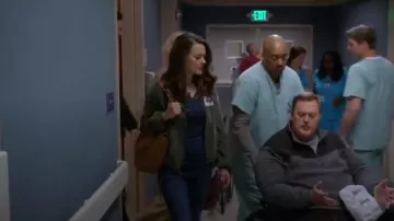 Mother blue denim the pocket hustler overall usado por Christine (Maribeth Monroe) en Bob Hearts Abishola Temporada 1 Episodio 1