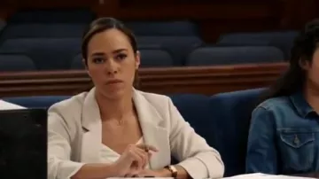 Helmut lang notch lapel blazer de dos botones usado por Emily Lopez (Jessica Camacho) como se ve en All Rise Temporada 1 episodio 1