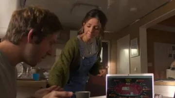 Top de vieira gris de manga larga TOPSHOP usado por Erin (Michelle Keegan) en Brassic Temporada 1 Episodio 1