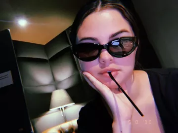 Les lunettes de soleil portées par Selena Gomez sur le compte Instagram de @selenagomez