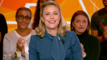 La blouse bleu canard col à nouer de Isabelle Moreau dans L'Info du vrai le mag le 25.09.2019