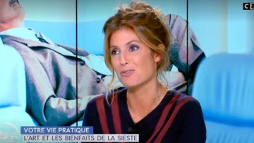 Le pull col rond détail en V marine de Caroline Ithurbide dans William à midi le 25.09.2019