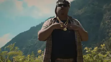 La chemise à carreaux Burberry portée par Naza dans son clip Loin De Moi