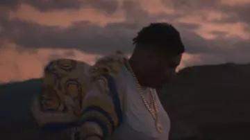 La chemise à imprimé baroque porté par Naza dans son clip Loin De Moi