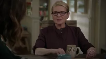 Zara bourgogne popeline robe portée par Joan (Dianne Wiest) dans la Vie en Morceaux Saison 4 Épisode 4