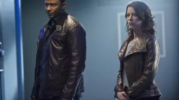 Chaqueta de cuero marrón de Lyla Michaels (Audrey Marie Anderson) en Arrow (S02E16)