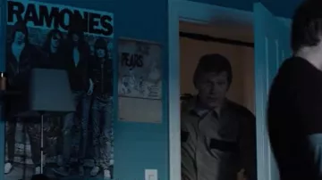 Le poster des ramones aperçu dans la chambre de Alex Standall (Miles Heizer) dans 13 Reasons Why (S03E01)