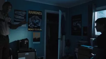 Le poster des ramone dans la chambre de Alex Standall (Miles Heizer) dans 13 Reasons Why (S03E01)