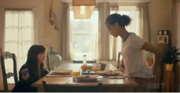 MOTHER white itty bitty bordado ringer tee usado por Bree (Ashley Aufderheide) en Emergence Temporada 1 Episodio 1