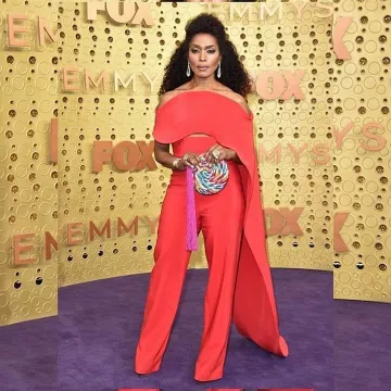 Minaudière en forme de sucette multicolore portée par Angela Bassett lors des 71ème emmy awards