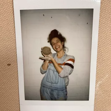 The dungarees in jean delavé worn by Paige Spara on the account Instagram of @paigespara 