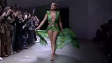 La robe verte de Jennifer Lopez dans VERSACE spring summer 2020