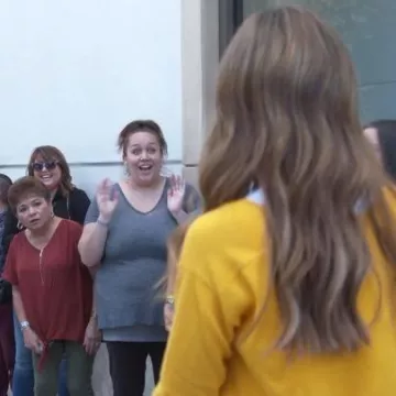 El jersey amarillo que lleva Jessica Alba en la cuenta de Instagram de @jessicaalba 